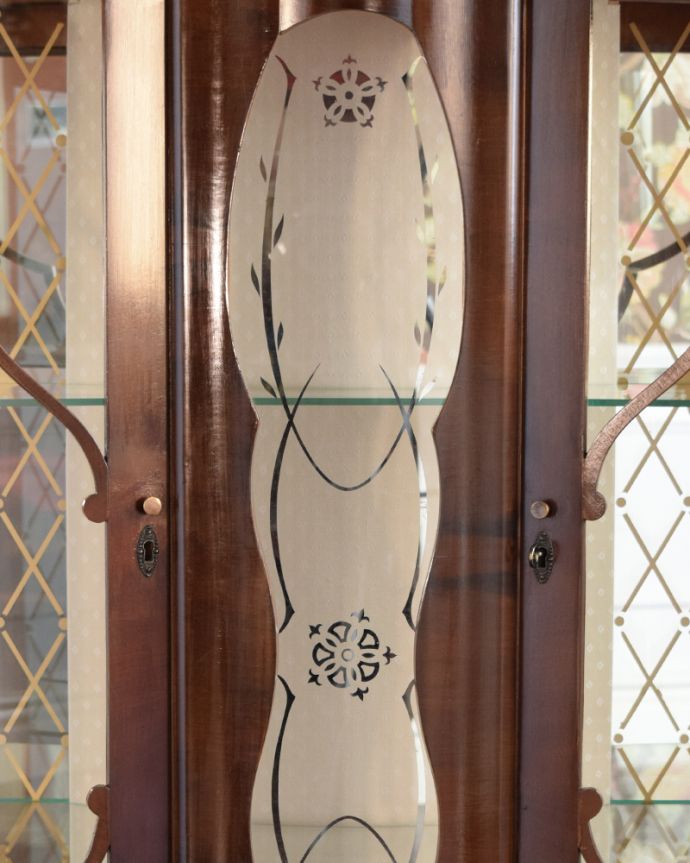 アンティークのキャビネット アンティーク家具 アンティーク キャビネット キレイに残っていてくれましたガラスに描かれている絵は剥がれているものが多いんだけれど、この子はしっかりキレイに残っていてくれました。(k-2846-f)