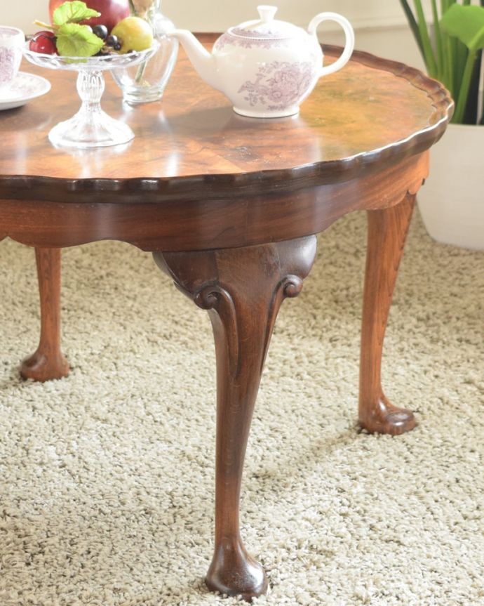 アンティークのテーブル アンティーク家具 アンティーク コーヒーテーブル 英国らしいデザインのうつくしさにうっとり・・・脚のデザインだけ見ても、アンティークらしさが感じられるんです。(k-2847-f)