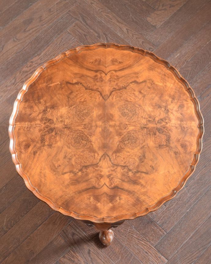 アンティークのテーブル アンティーク家具 アンティーク コーヒーテーブル 天板を上から見ると・・・コーヒーテーブルの天板は毎日使う場所だから専門の職人がしっかり修復しました。(k-2847-f)