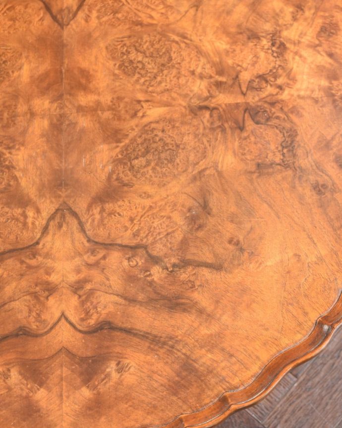 アンティークのテーブル アンティーク家具 アンティーク コーヒーテーブル 近づいて見てみると・・・アンティークはもちろん新品ではないので小さなキズや汚れはありますが、キレイにお直ししたので満足して頂ける自信があります!。(k-2847-f)