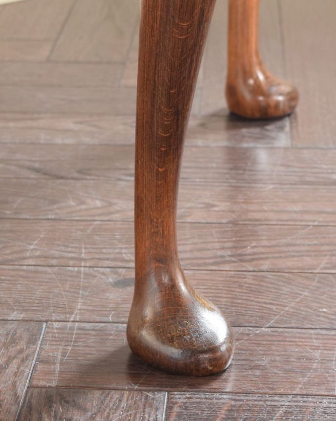 アンティークのテーブル アンティーク家具 アンティーク コーヒーテーブル 持ち上げなくても移動できます!Handleのアンティークは、脚の裏にフェルトキーパーをお付けしていますので、床を滑らせてれば移動が簡単です。(k-2847-f)