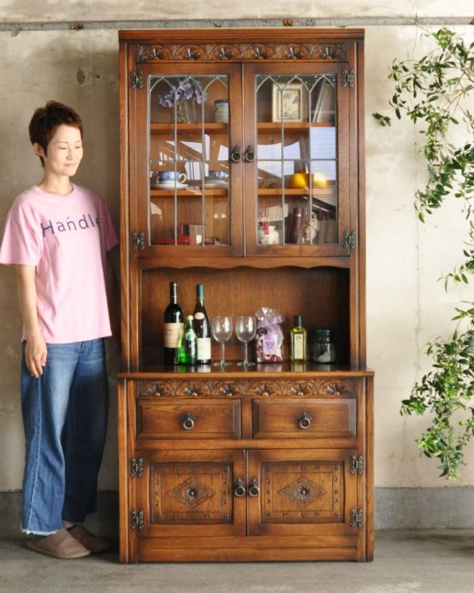 アンティークのキャビネット　アンティーク家具　アンティーク カップボード。英国らしい堂々とした風格のあるガラスキャビネット重厚感ある佇まいで、落ち着いた雰囲気を演出してくれる英国のキャビネット。(k-2848-f)