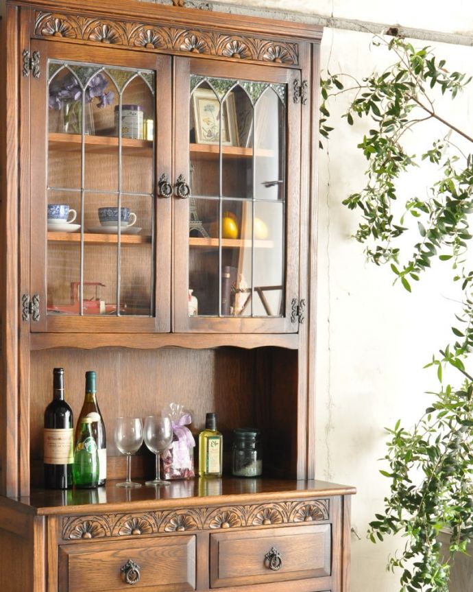 アンティークのキャビネット　アンティーク家具　アンティーク カップボード。ガラス越しに中をのぞいてみると･･･アンティークのガラスを通して中に入っているものを見ると、なんだかちょっと高級に見えるんです。(k-2848-f)