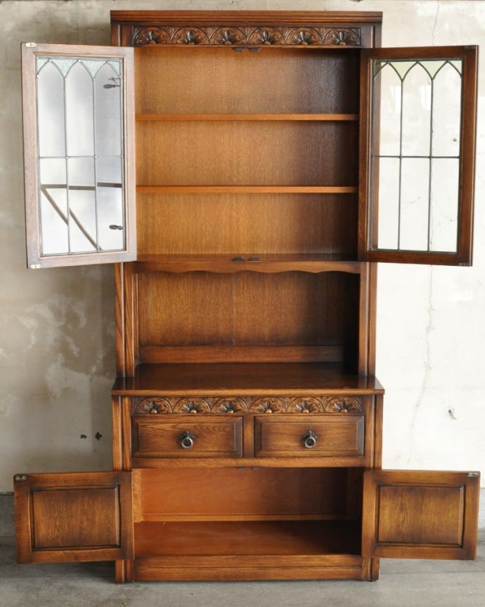 アンティークのキャビネット　アンティーク家具　アンティーク カップボード。扉を開けると･･･上扉内の棚板は木枠にガラスの板がのせられた状態になっています。(k-2848-f)