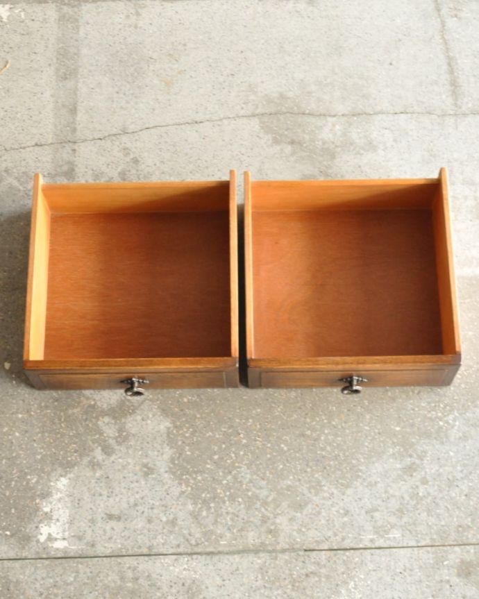 アンティークのキャビネット　アンティーク家具　アンティーク カップボード。もちろん、引き出しもキレイです！引き出しの中も専門の職人が修復したのでキレイです。(k-2848-f)