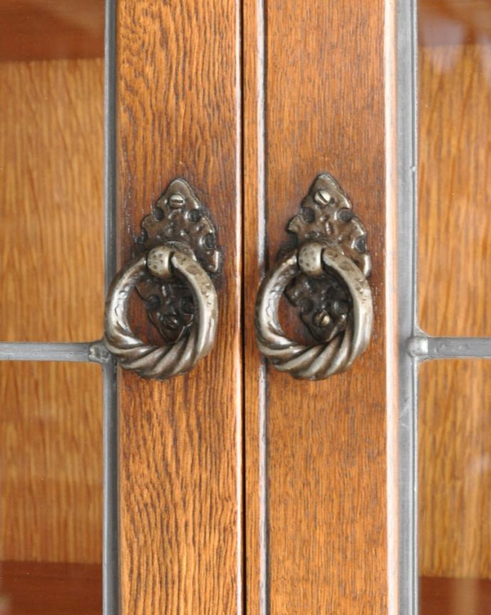 アンティークのキャビネット　アンティーク家具　アンティーク カップボード。開ける度にワクワク･･･取っ手もアンティークらしいデザイン。(k-2848-f)