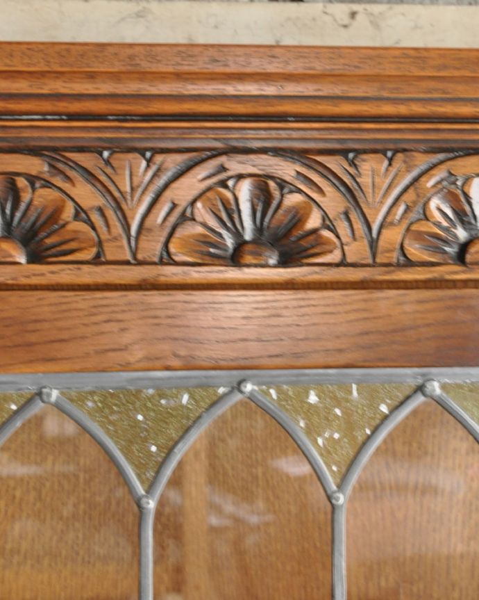 アンティークのキャビネット　アンティーク家具　アンティーク カップボード。惚れ惚れしちゃう美しさこんなに堅い無垢材に一体どうやって彫ったんだろう？と不思議になるくらい細かい彫にうっとりです。(k-2848-f)