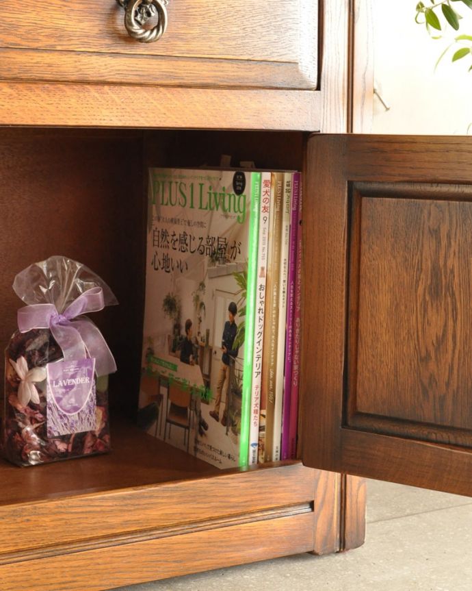 アンティークのキャビネット　アンティーク家具　アンティーク カップボード。扉の中は収納たっぷりA4サイズの雑誌までしっかり収納出来ちゃう大きさ。(k-2848-f)