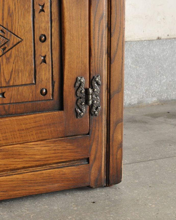 アンティークのキャビネット　アンティーク家具　アンティーク カップボード。女性１人でラクラク運べちゃうんですHandleのアンティークは、脚の裏にフェルトキーパーをお付けしています。(k-2848-f)