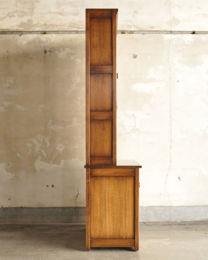 アンティークのキャビネット　アンティーク家具　アンティーク カップボード。横から見ても素敵なんですガラスキャビネットはどこから見ても美しい！いろんな角度から中をのぞきこんで楽んで下さい。(k-2848-f)