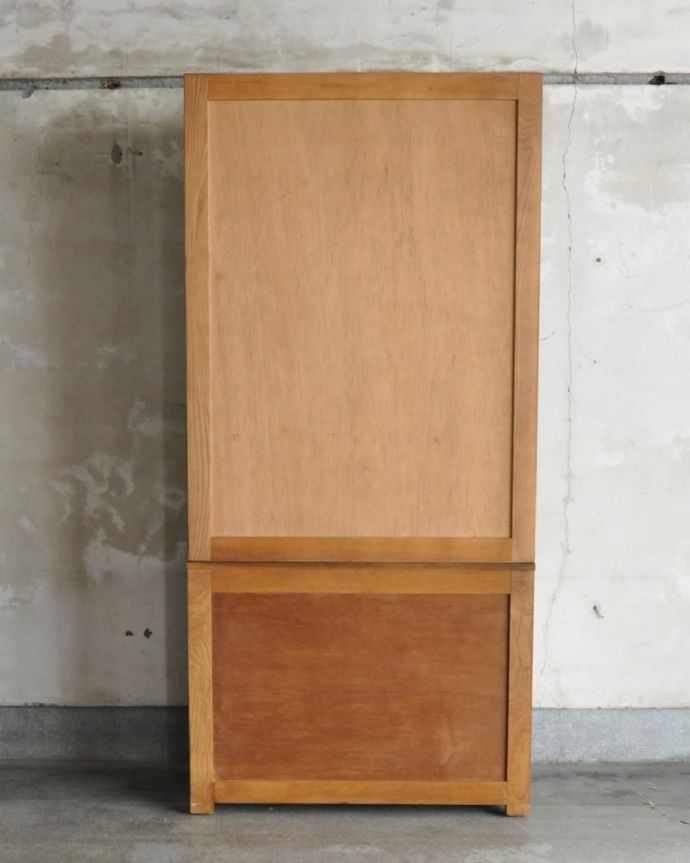 アンティークのキャビネット　アンティーク家具　アンティーク カップボード。キレイに修復しました！アンティークは新品ではないので、経年変化によるキズはありますが、専門の職人がキレイにお直しをしているので、後姿までキレイです。(k-2848-f)