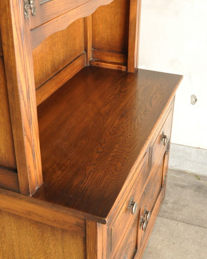 アンティークのキャビネット　アンティーク家具　アンティーク カップボード。天板部分もキレイに仕上げました。(k-2848-f)