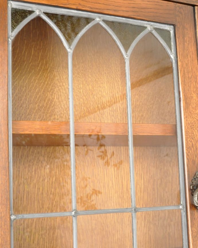 アンティークのキャビネット　アンティーク家具　アンティーク カップボード。アンティークのガラスの美しさガラスも古いアンティークのステンドグラスは独特の雰囲気が魅力。(k-2848-f)