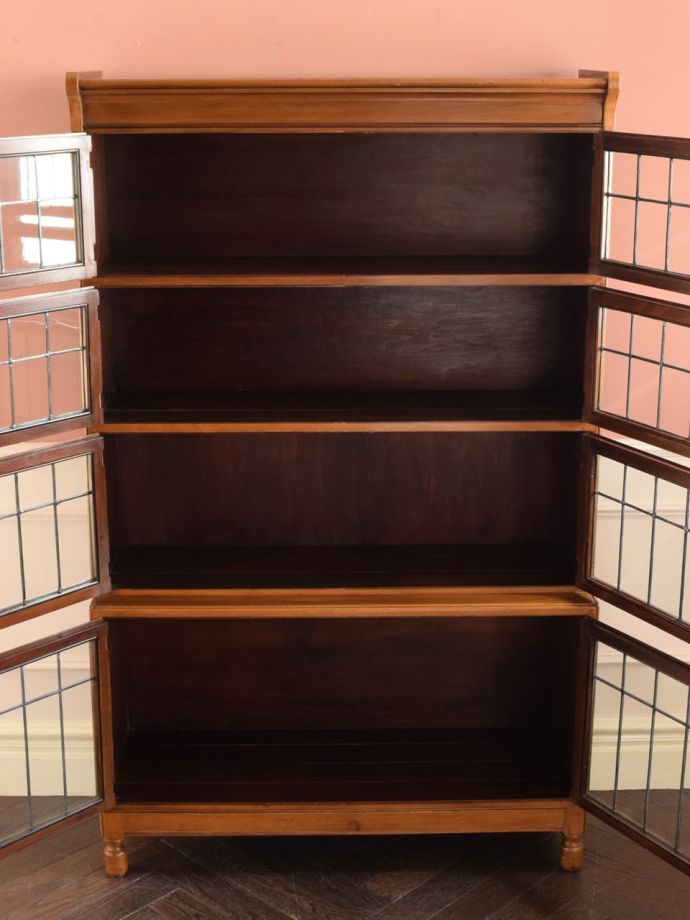 アンティーク本棚の扉の中