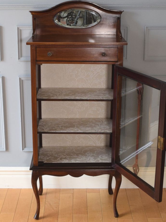 キャビネットの扉の中