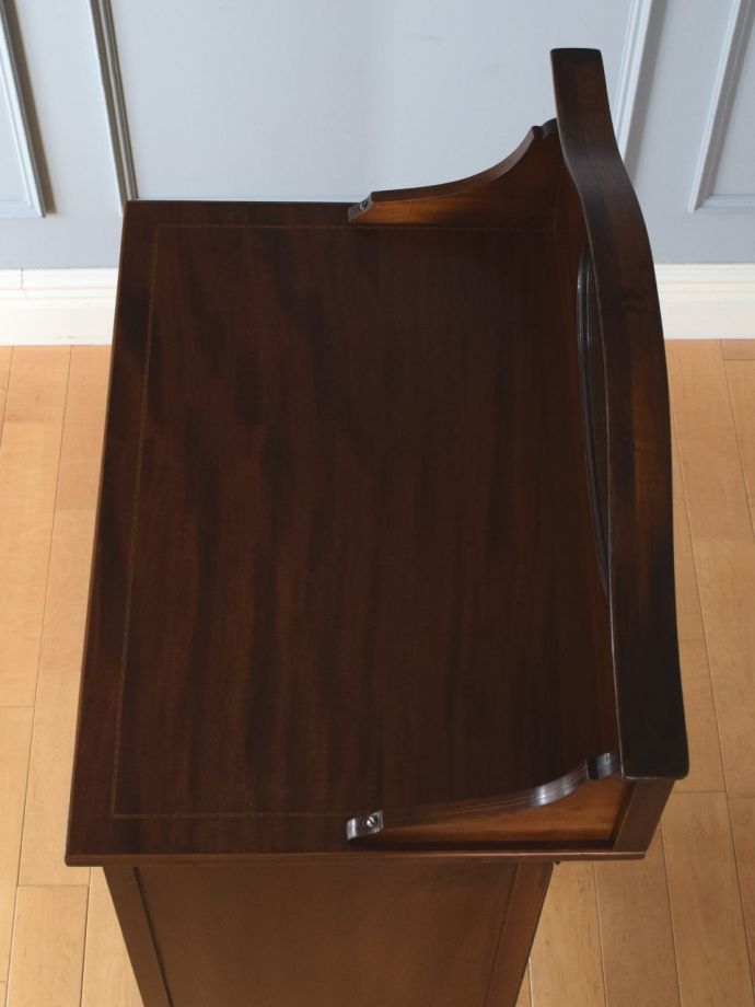 アンティークキャビネットの天板