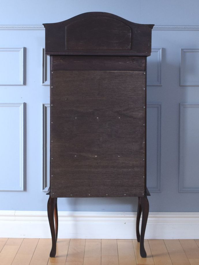 キャビネットの後ろ姿