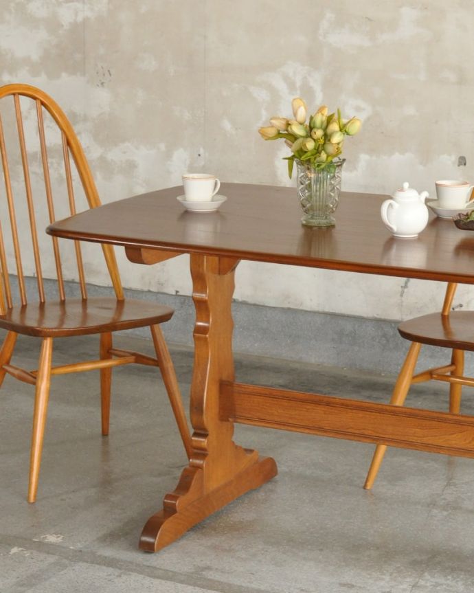 アーコールの家具　アンティーク家具　アーコール社のヴィンテージ家具、お洒落なダイニングテーブル。スッキリとカッコイイ脚ヴィンテージの家具は一見クールな表情。(k-2853-f)