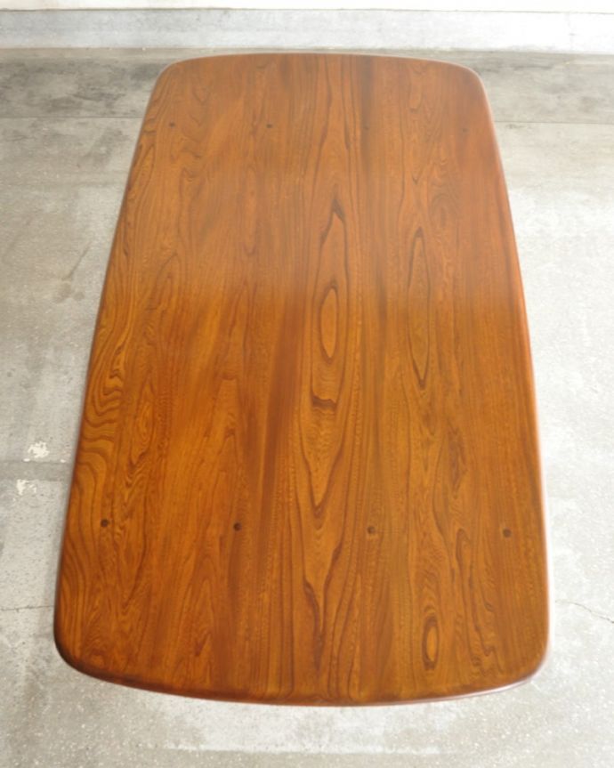 アーコールの家具　アンティーク家具　アーコール社のヴィンテージ家具、お洒落なダイニングテーブル。天板もキレイに修復しましたテーブルの主役はやっぱり天板。(k-2853-f)