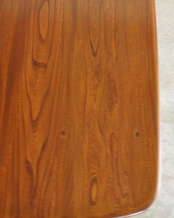 アーコールの家具　アンティーク家具　アーコール社のヴィンテージ家具、お洒落なダイニングテーブル。近づいてみるとこんな感じです。(k-2853-f)