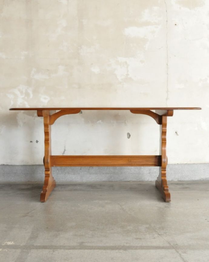 アーコールの家具　アンティーク家具　アーコール社のヴィンテージ家具、お洒落なダイニングテーブル。真横から見ると･･･サイドから見てみると、こんな感じで美しいです。(k-2853-f)