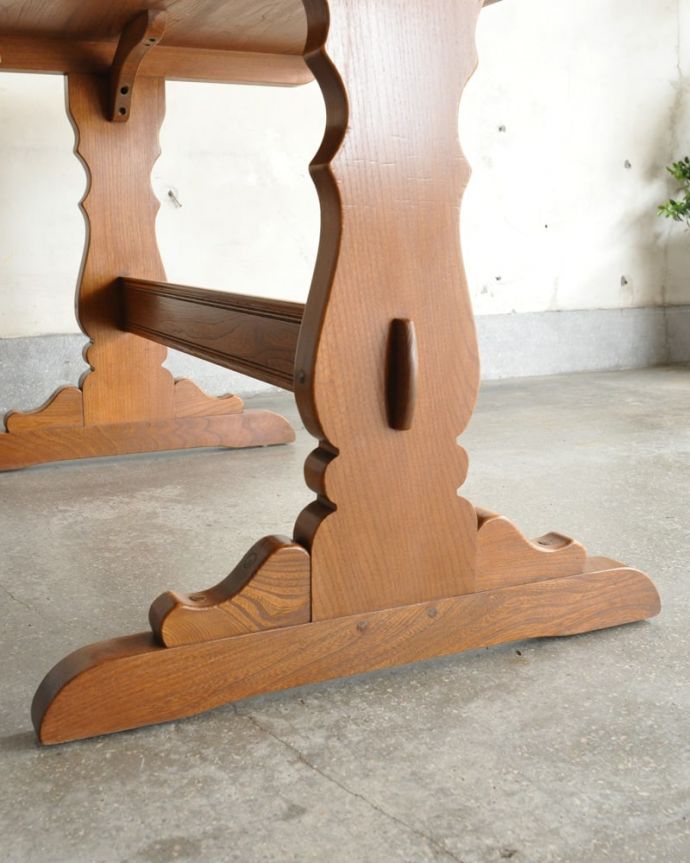 アーコールの家具　アンティーク家具　アーコール社のヴィンテージ家具、お洒落なダイニングテーブル。持ち上げなくても移動できます！Handleのアンティークは、脚の裏にフェルトキーパーをお付けしていますので、床を滑らせてれば女性1人でも移動が簡単です。(k-2853-f)