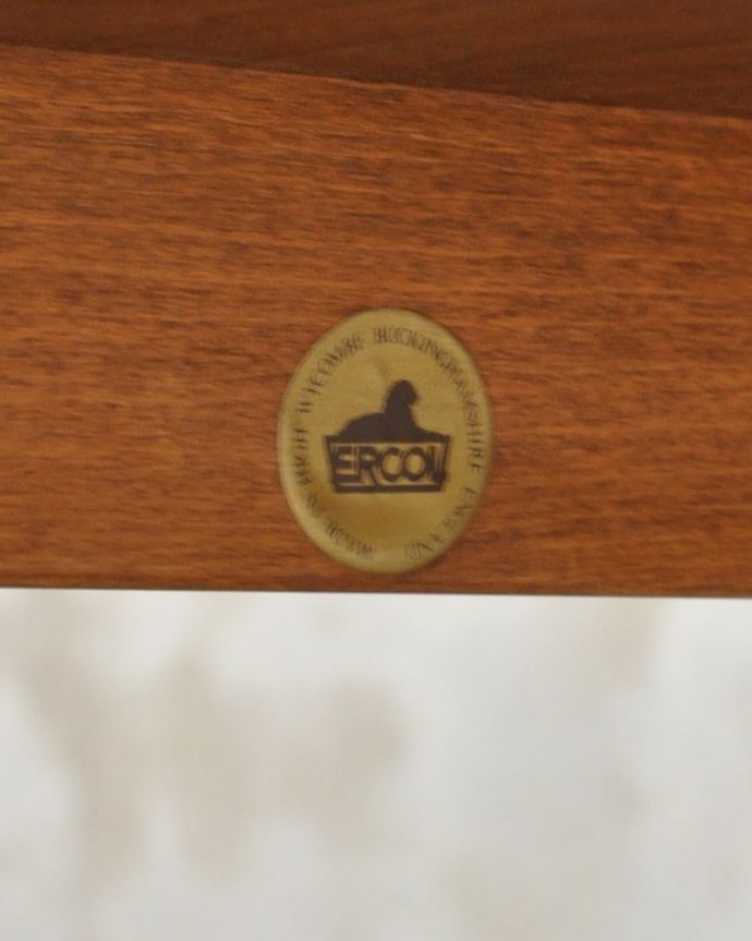 アーコールの家具　アンティーク家具　アーコール社のヴィンテージ家具、お洒落なダイニングテーブル。安心の証1981～1995年代製造のタグシールが残っていました。(k-2853-f)