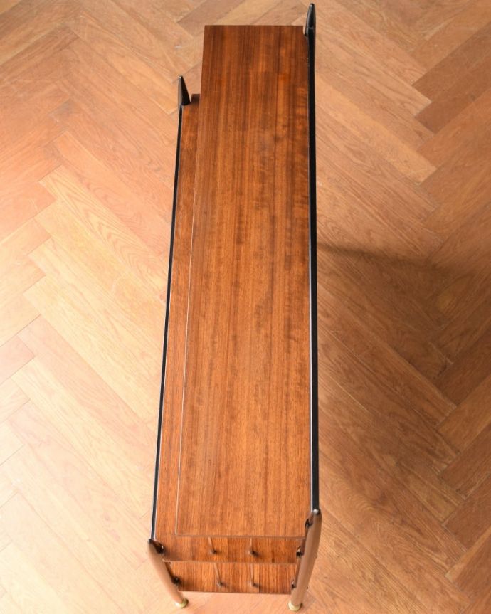 G-PLAN(Gプラン)　アンティーク家具　北欧のビンテージ家具、G-PLANのTola＆Blackのオープンシェルフ（ラック）。天板の塗装もキレイに仕上げましたヴィンテージの家具は修復方法が様々。(k-2854-f)