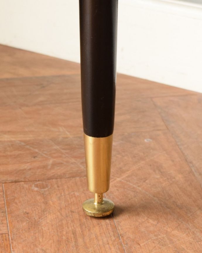 G-PLAN(Gプラン)　アンティーク家具　北欧のビンテージ家具、G-PLANのTola＆Blackのオープンシェルフ（ラック）。女性１人でラクラク運べちゃうんですHandleのアンティークは、脚の裏にフェルトキーパーをお付けしています。(k-2854-f)