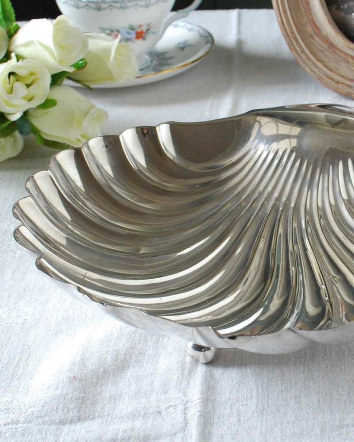 アンティーク 真鍮の雑貨　アンティーク雑貨　英国の銀食器、シェルモチーフのアンティークシルバートレイ。テーブルがパッと華やかに繊細で美しい装飾がたっぷり入っています。(k-2854-z)