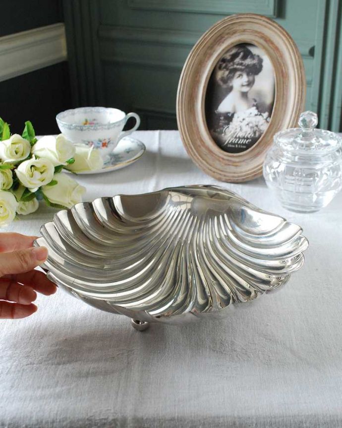 アンティーク 真鍮の雑貨　アンティーク雑貨　英国の銀食器、シェルモチーフのアンティークシルバートレイ。たっぷり乗せれる大きめサイズいろんなもの乗せて使える大きなトレイ。(k-2854-z)