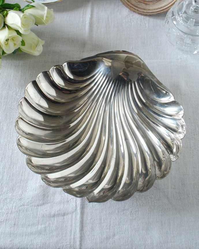 アンティーク 真鍮の雑貨　アンティーク雑貨　英国の銀食器、シェルモチーフのアンティークシルバートレイ。上から見るとこんな感じですアンティークなので多少のキズ・汚れがある場合がありますが、使用上問題はありませんので、ご了承下さい。(k-2854-z)