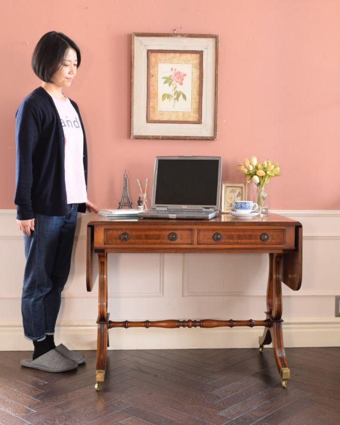 アンティークのテーブル　アンティーク家具　英国のアンティーク家具、伸張式のバタフライテーブル（デスク）。蝶の羽がモチーフになった美しいテーブルまるで蝶々が羽を広げるように折りたたみが出来るところから名前が付けられた「バタフライ（蝶々）テーブル」。(k-2855-f)