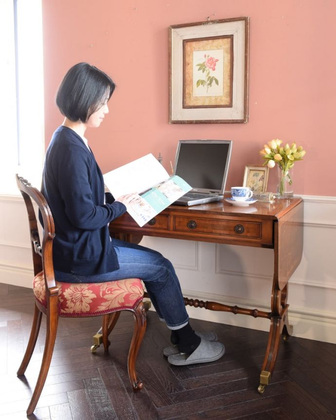 アンティークのテーブル　アンティーク家具　英国のアンティーク家具、伸張式のバタフライテーブル（デスク）。自分だけのちょっと贅沢な時間テーブルとしてもデスクとしても使えるデザイン。(k-2855-f)