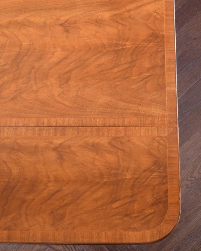 アンティークのテーブル　アンティーク家具　英国のアンティーク家具、伸張式のバタフライテーブル（デスク）。天板を近くから見ると･･･デスクは天板を使う家具なので、キレイにお直ししました。(k-2855-f)