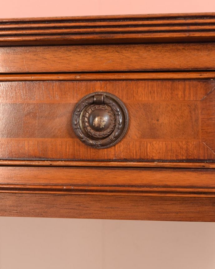 アンティークのテーブル　アンティーク家具　英国のアンティーク家具、伸張式のバタフライテーブル（デスク）。アンティークらしい取っ手アンティークらしいデザインの取っ手を、そっと引っ張って開けるたびに、宝箱を開けている気分です。(k-2855-f)