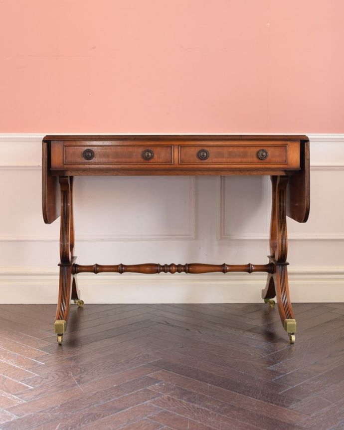 アンティークのテーブル　アンティーク家具　英国のアンティーク家具、伸張式のバタフライテーブル（デスク）。リーフを畳むと･･･天板の両側のリーフを畳むと意外にコンパクト。(k-2855-f)