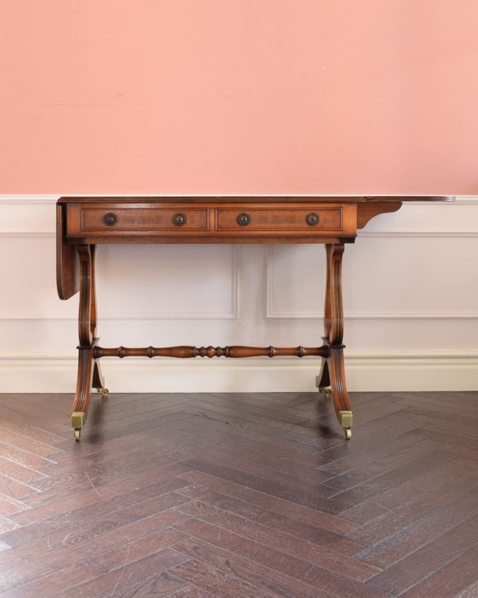 アンティークのテーブル　アンティーク家具　英国のアンティーク家具、伸張式のバタフライテーブル（デスク）。片方だけ開いても使えます3WAYで使えるから、片側だけ開いた状態でもOK。(k-2855-f)