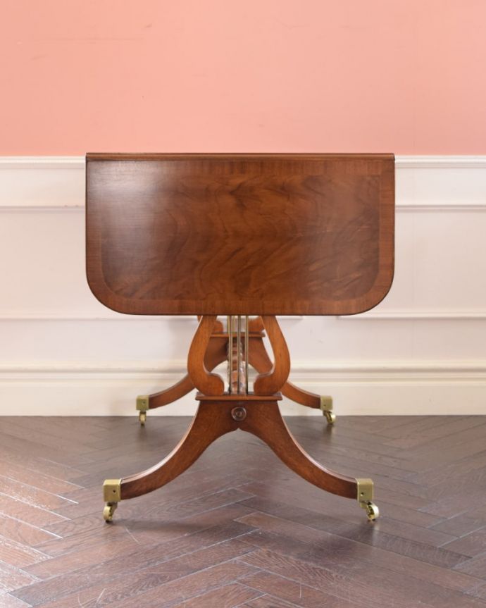 アンティークのテーブル　アンティーク家具　英国のアンティーク家具、伸張式のバタフライテーブル（デスク）。天板を畳むとこんな感じ閉じたときは、また違った表情を見せて楽しませてくれます。(k-2855-f)