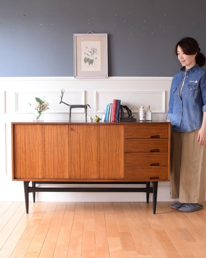 アンティークのキャビネット　アンティーク家具　北欧ビンテージのサイドボード、イギリスで見つけたお洒落な家具。人気のヒミツは北欧スタイルのデザインやっぱりスッキリとカッコイイ北欧デザインが人気のサイドボード。(k-2856-f)