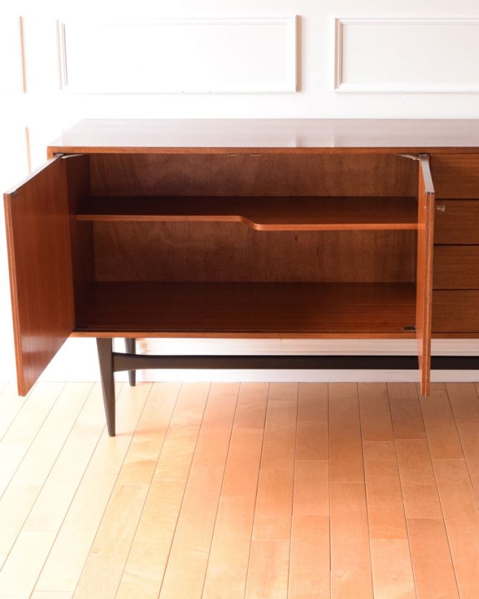 アンティークのキャビネット　アンティーク家具　北欧ビンテージのサイドボード、イギリスで見つけたお洒落な家具。扉の奥はたっぷり収納扉を開けると、中にはたっぷりの収納。(k-2856-f)