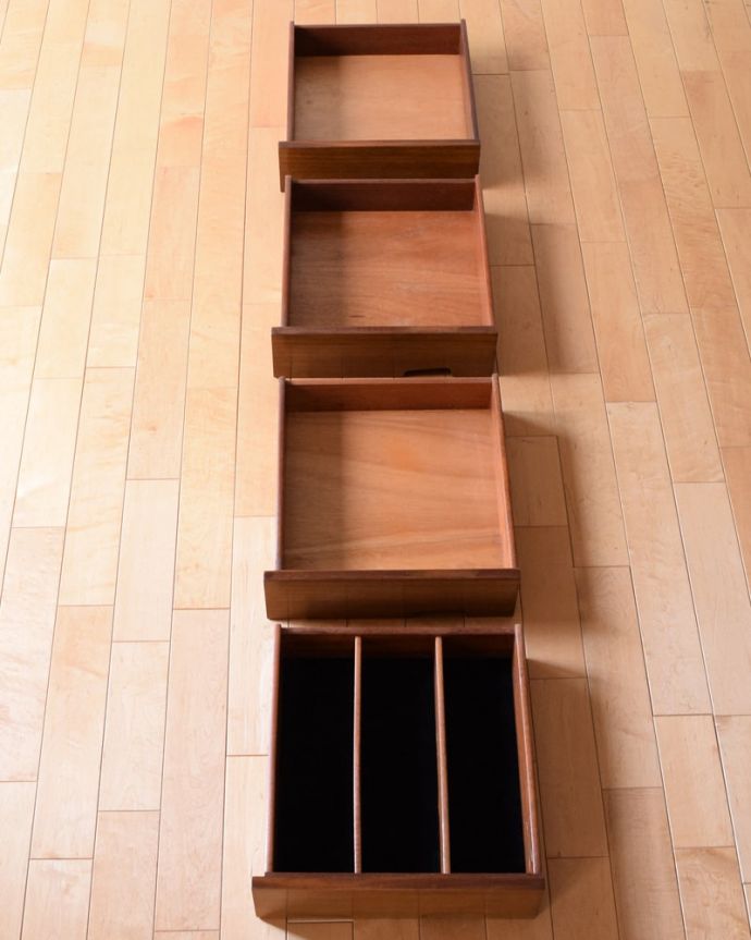 アンティークのキャビネット　アンティーク家具　北欧ビンテージのサイドボード、イギリスで見つけたお洒落な家具。キレイにお直ししました引き出しの中も修復の際、専門の職人がキレイにしました。(k-2856-f)