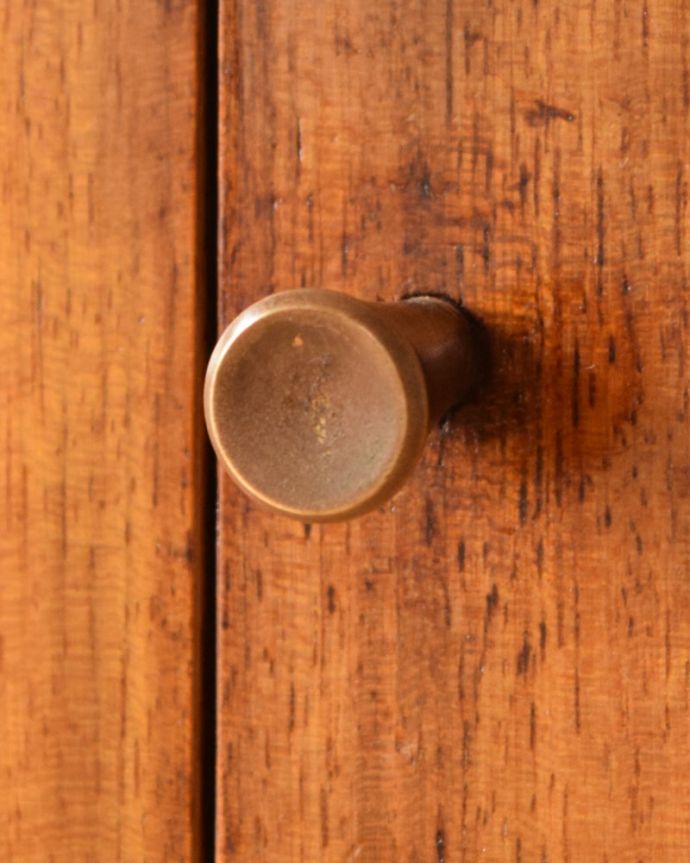 アンティークのキャビネット　アンティーク家具　北欧ビンテージのサイドボード、イギリスで見つけたお洒落な家具。扉の木目があたたかさを演出クールなデザインなのに、なんだかほっとするあたたかさ。(k-2856-f)