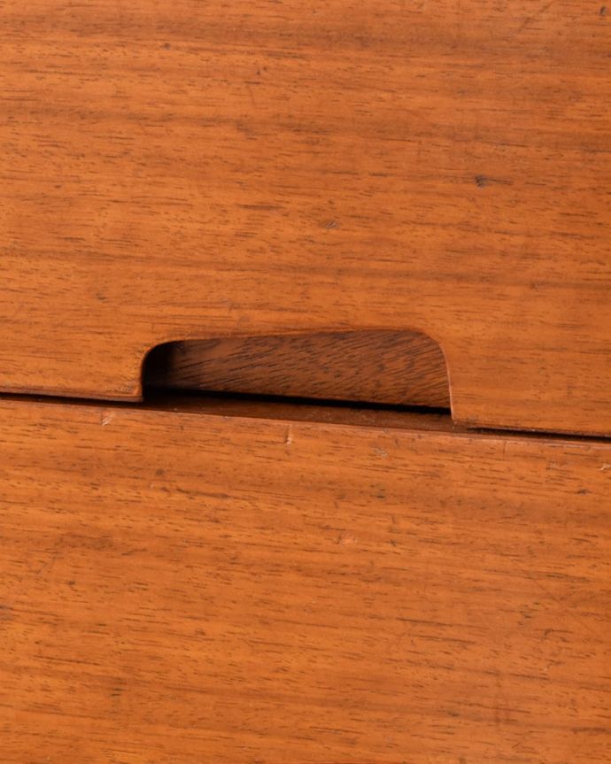 アンティークのキャビネット　アンティーク家具　北欧ビンテージのサイドボード、イギリスで見つけたお洒落な家具。デザインの一部になっている取っ手取っ手のデザインもシンプルかつ機能的に。(k-2856-f)