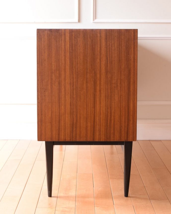 アンティークのキャビネット　アンティーク家具　北欧ビンテージのサイドボード、イギリスで見つけたお洒落な家具。横から見てもスッキリどこから見てもスッキリとしてステキなヴィンテージ。(k-2856-f)