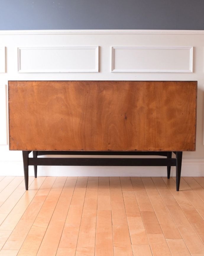 アンティークのキャビネット　アンティーク家具　北欧ビンテージのサイドボード、イギリスで見つけたお洒落な家具。もちろん後ろ姿もキレイですビンテージは新品ではないので、もちろん経年変化によるキズはあります。(k-2856-f)