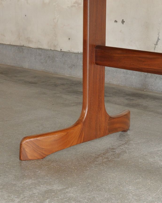 G-PLAN(Gプラン) アンティーク家具 G-PLANの伸張式テーブル、北欧スタイルのお洒落なエクステンションテーブル(ホエールレッグ)。持ち上げなくても移動できます!Handleのアンティークは、脚の裏にフェルトキーパーをお付けしていますので、持ち上げなくても床を滑らせて移動させることが出来ます。(k-2857-f)