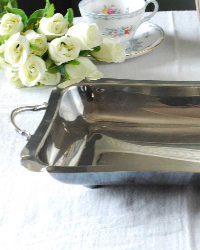 アンティーク シルバー製 アンティーク雑貨 英国輸入の上品な輝きを放つアンティークシルバーの持ち手付きプレート(トレイ)。テーブルがパッと華やかに繊細で美しい装飾がたっぷり入っています。(k-2857-z)