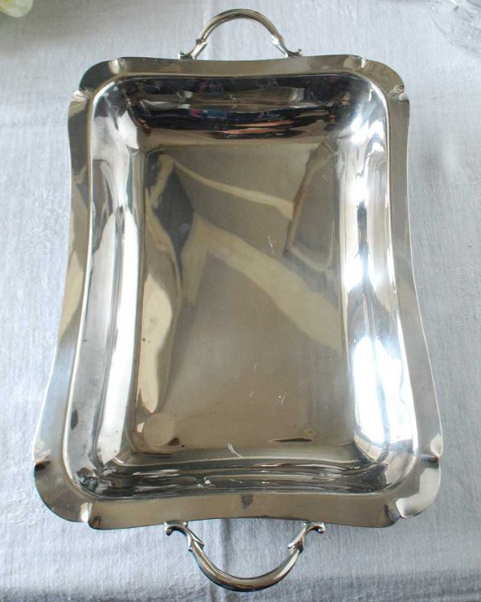 アンティーク シルバー製 アンティーク雑貨 英国輸入の上品な輝きを放つアンティークシルバーの持ち手付きプレート(トレイ)。上から見るとこんな感じですアンティークなので多少のキズ・汚れがある場合がありますが、使用上問題はありませんので、ご了承下さい。(k-2857-z)