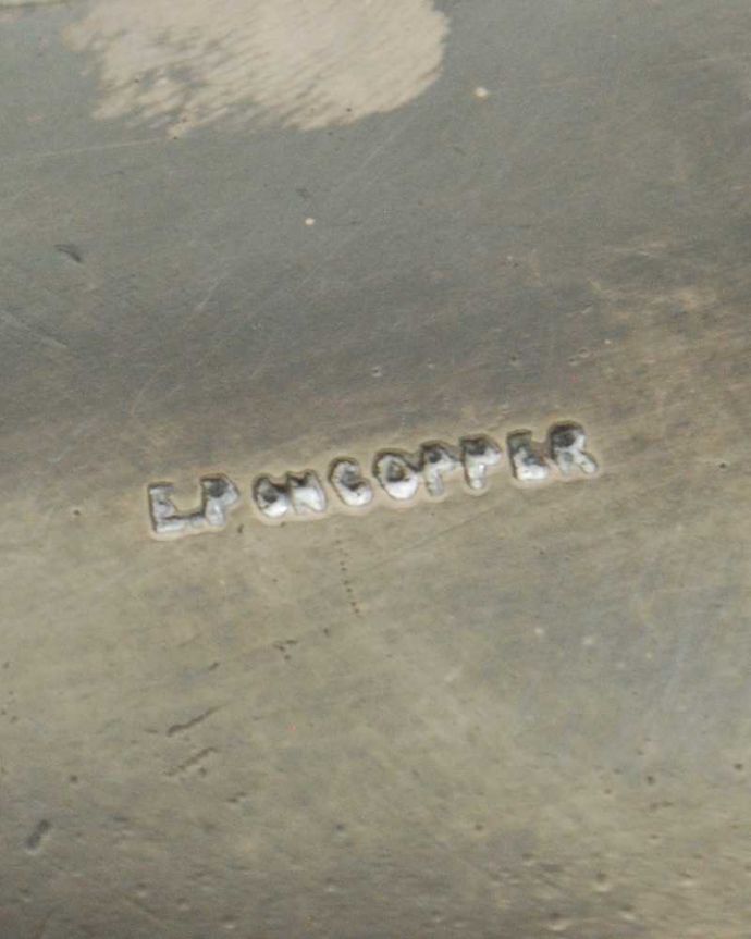 アンティーク シルバー製 アンティーク雑貨 英国輸入の上品な輝きを放つアンティークシルバーの持ち手付きプレート(トレイ)。裏側には品質の証刻印が彫ってあります。(k-2857-z)